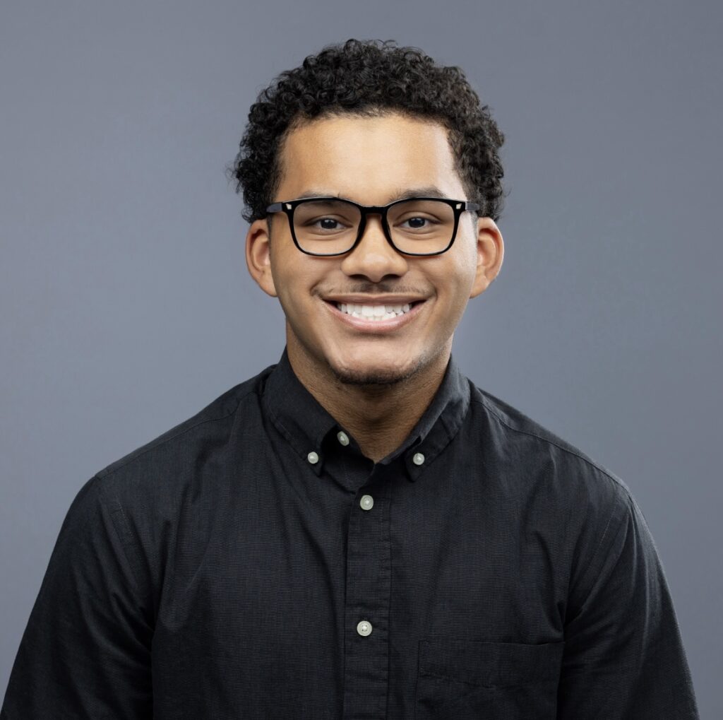 Headshot photo of Jovanni Perez '28